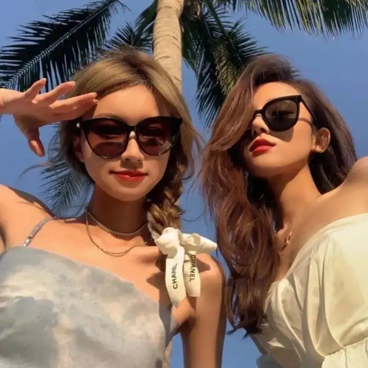 拥抱太阳的月亮